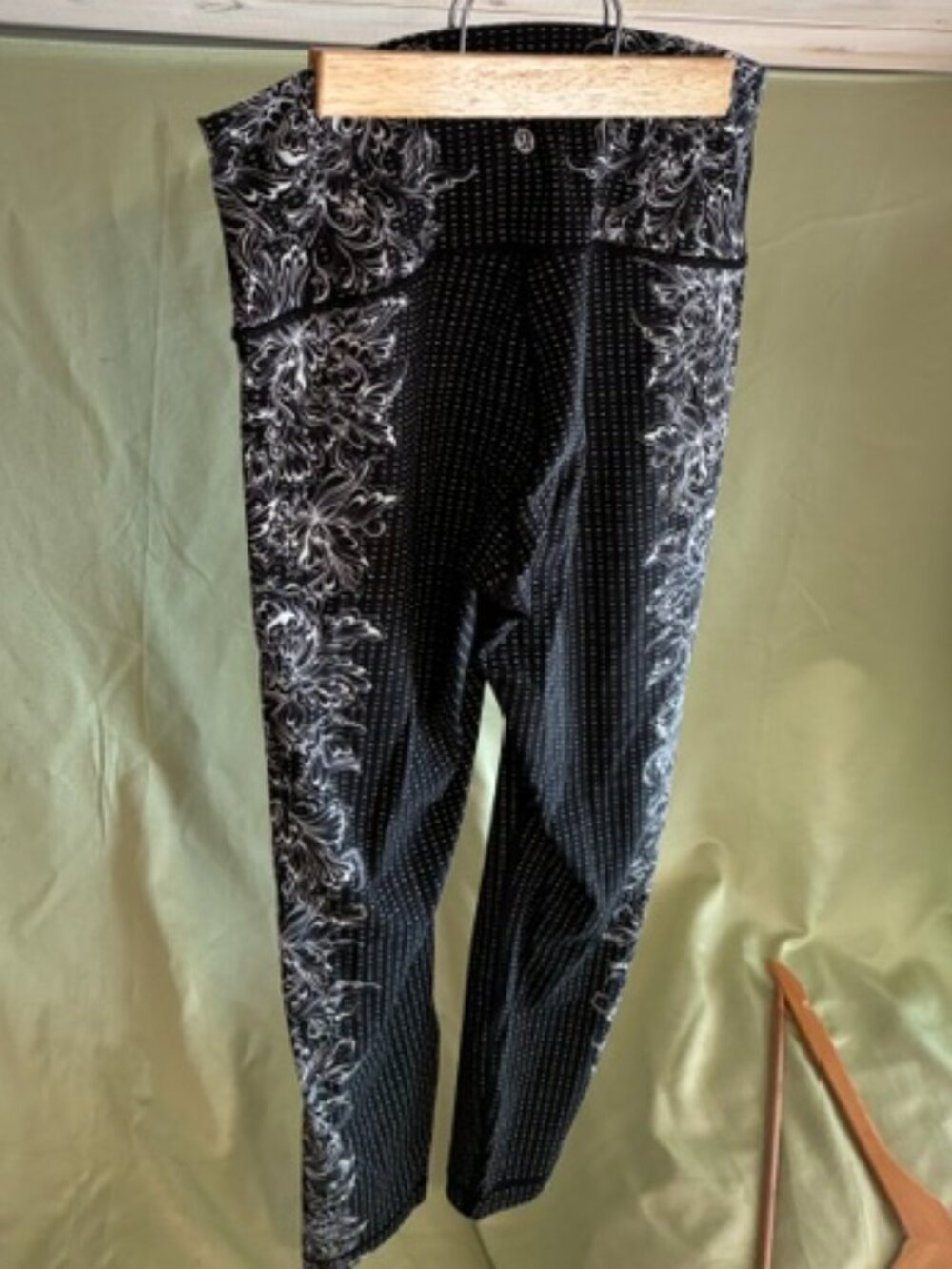 Beautiful 3/4 length women's  Lululemon leggings, size 8